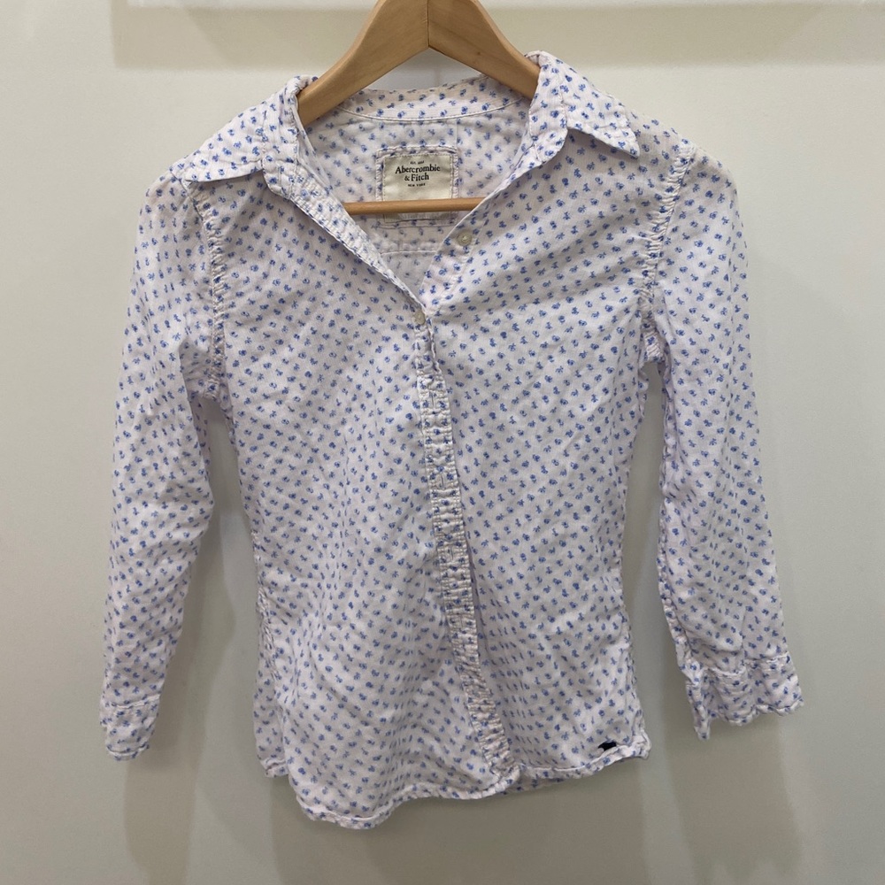 Abercrombie & Fitch blue floral button up shirt